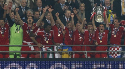 שחקני באיירן עם הגביע (רויטרס)