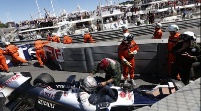 מלדונאדו יוצא מרכבו המרוסק (רויטרס) מלדונאדו יוצא מרכבו המרוסק (רויטרס)