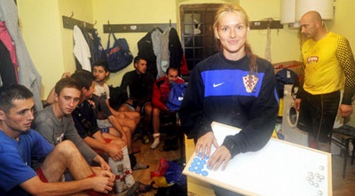 נמצ&acute;יץ&acute; עם השחקנים שלה