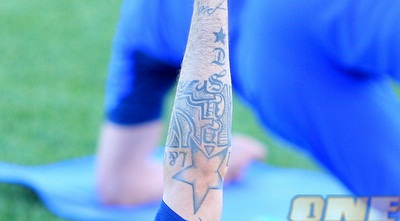 למי שייך הקעקוע? (משה חרמון)