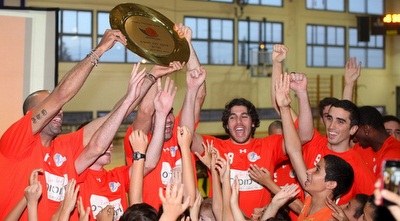 שחקני נס ציונה מניפים את הצלחת (יוסי ציפקיס)