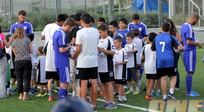 השחקנים חותמים לילדים (יניב גונן)