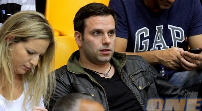 אורי אלון, המועמד לרכוש את הפועל ירושלים, צופה במשחק (יניב גונן)