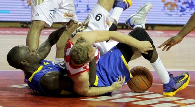 ג´יימס מעיף את ליפשיץ (יניב גונן)