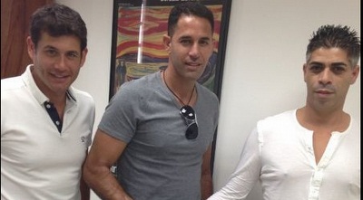 רפי כהן יחד עם ללוז ואפי צפריר במעמד החתימה (הפועל פ&qout;ת, רשמי)