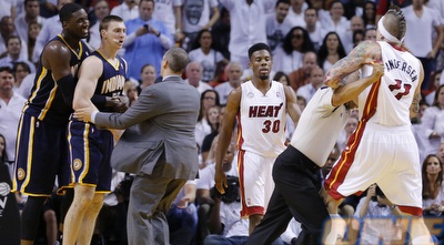 השופט מרחיק את אנדרסן מהנסברו באירוע שהביא להרחקת איש הציפור (רויטרס)