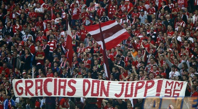 אוהדי באיירן במחווה ליופ היינקס (רויטרס)