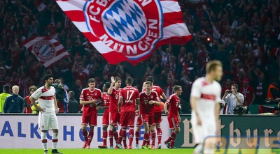 שחקני באיירן על רקע הקהל (רויטרס)