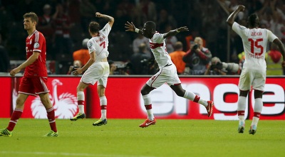 שחקני שטוטגרט חוגגים. קאמבק שלא הספיק  (רויטרס)