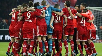 שחקני באיירן חוגגים טרבל היסטורי בסיום (רויטרס)