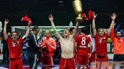 שווינשטייגר חוגג עם בובה בדמות גביע (רויטרס)