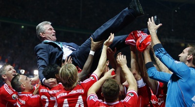 שחקני באיירן מניפים את היינקס (רויטרס)