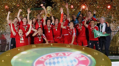 שחקני באיירן עם הגביע (רויטרס)