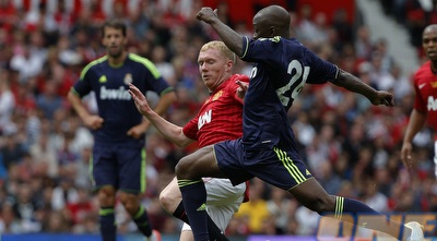 פול סקולס מנסה לברוח מקלוד מקאללה (רויטרס)