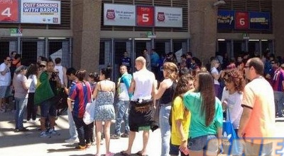 אוהדי ברצלונה מחוץ לקאמפ נואו. מחכים בתור כדי לראות את ניימאר אוהדי ברצלונה מחוץ לקאמפ נואו. מחכים בתור כדי לראות את ניימאר