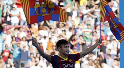 ניימאר עם הדגלים (רויטרס) ניימאר עם הדגלים (רויטרס)