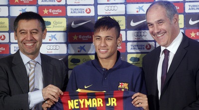 ניימאר עם החולצה (רויטרס) ניימאר עם החולצה (רויטרס)