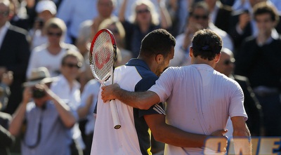 זה רק ספורט: ג´ו ווילפריד טסונגה מנחם את רוג´ר פדרר (רויטרס)