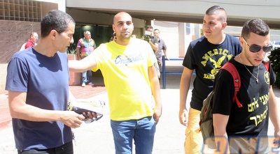 טביב עם אוהדי בית&qout;ר. החרם מתחיל (חגי ניזרי)