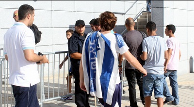 הקהל מגיע לאצטדיון (חגי ניזרי)