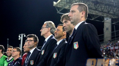 דוויס מנג´ה וצוות נבחרת אנגליה (יניב גונן)