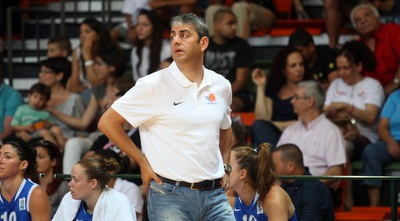 אלי רבי. הפורטוגליות עושות לו צרות (יוסי ציפקיס)