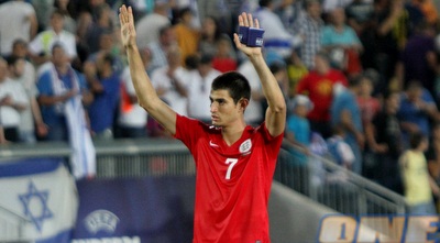 ביטון עם חולצה של אנגליה. בקרוב באי השכן (חגי ניזרי)