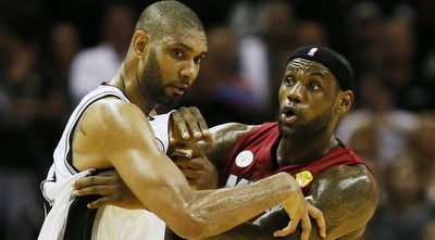 לברון שומר על דאנקן. &qout;חייב להיראות טוב יותר&qout; (רויטרס) לברון שומר על דאנקן. &qout;חייב להיראות טוב יותר&qout; (רויטרס)