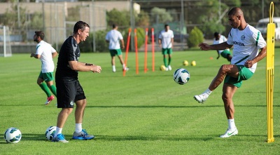 יניב קטן מקפיץ כדור (אבישי אקהויז, האתר הרשמי של חיפה)