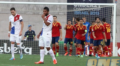 שחקני ספרד חוגגים, טוני טרינידד ובראם נויטינק מתוסכלים (חגי ניזרי) שחקני ספרד חוגגים, טוני טרינידד ובראם נויטינק מתוסכלים (חגי ניזרי)