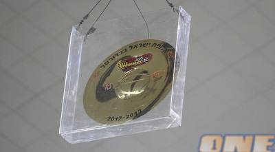 צלחת האליפות. &qout;סרוויס&qout; (שי לוי)