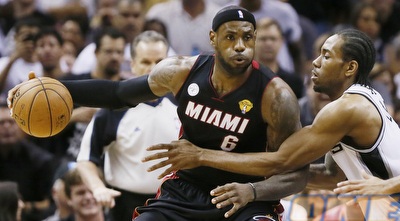 לברון וקוואי לאונרד עם התמונה המסורתית (רויטרס)