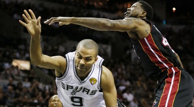 פארקר מתעופף לעבר הצלם (רויטרס)