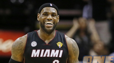 לברון מחייך. סוף סוף יש לו סיבה (רויטרס)