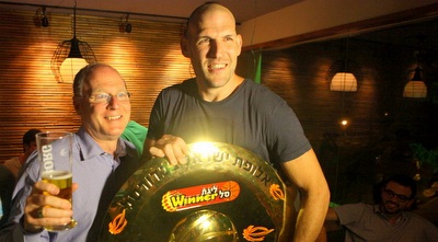 גרינברג, קוז&acute;יקרו והצלחת (יוסי ציפקיס)