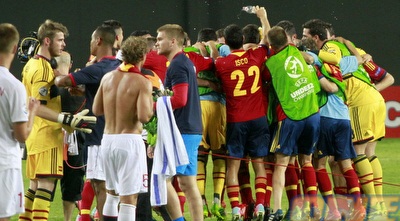 שחקני ספרד חוגגים (יוסי ציפקיס) שחקני ספרד חוגגים (יוסי ציפקיס)