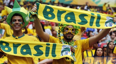 אוהדי ברזיל צובעים את היציעים (רויטרס)