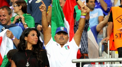 אוהדי נבחרת איטליה. חוגגים עליה לגמר (שי לוי)