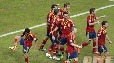 שחקני נבחרת ספרד חוגגים (רויטרס) שחקני נבחרת ספרד חוגגים (רויטרס)