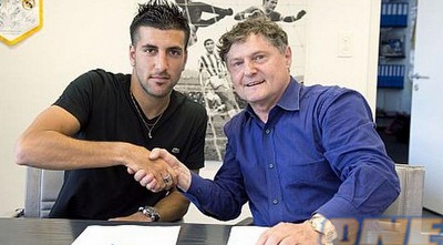 ריקן חותם. בצד של טביב קיבלו את החתימה בכעס (האתר הרשמי של ציריך)