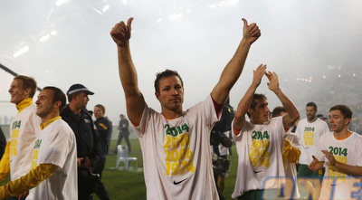 לוקאס ניל חוגג עם חבריו עלייה למונדיאל (רויטרס)