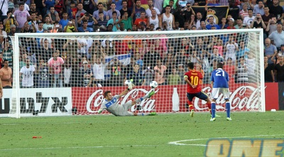 טיאגו בועט פנימה (חגי ניזרי) טיאגו בועט פנימה (חגי ניזרי)