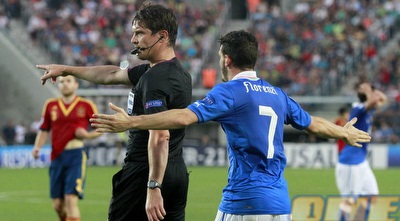 השופט מצביע על הנקודה (יוסי ציפקיס) השופט מצביע על הנקודה (יוסי ציפקיס)