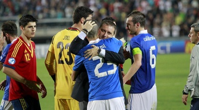 מנג´ה מנחם את שחקניו (יוסי ציפקיס) מנג´ה מנחם את שחקניו (יוסי ציפקיס)