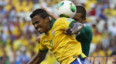 לואיס גוסטבו במאבק עם חורחה טורס (רויטרס)