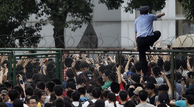 דחיפות בביקור בקהאם בסין (רויטרס) דחיפות בביקור בקהאם בסין (רויטרס)