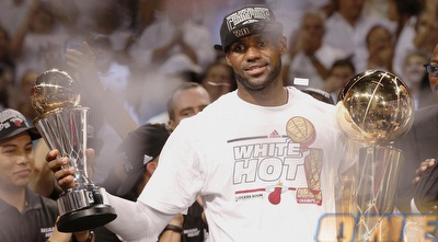 ג&acute;יימס עם הגביעים (רויטרס)