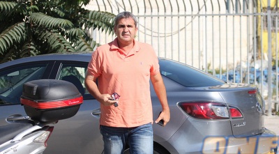 אלי כהן יוצא מהרכב (גיא בן זיו)