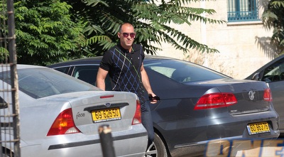 קורנפיין מגיע לפגישה עם אלי כהן (גיא בן זיו)