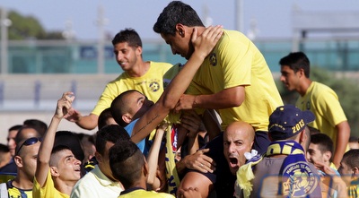 ברק יצחקי ודור מיכה על כתפי האוהדים. מבחן ראשון (יניב גונן)